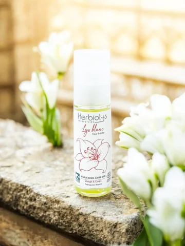 Huile bien-être au Lys bio  Soin illuminateur pour un teint éclatant